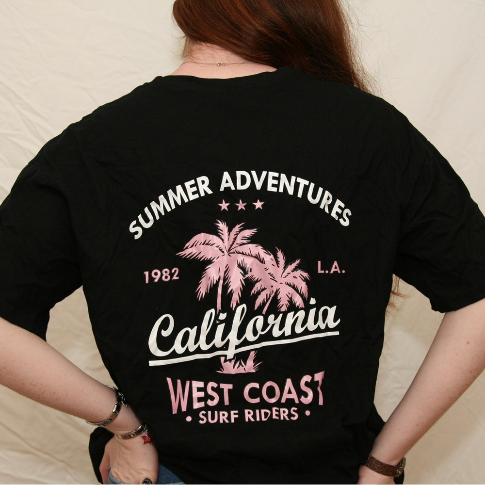 California Dreaming Surfer Summer Black BIG TEE with Lettering